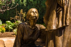 Sculpture of woman touching Jesus' robe